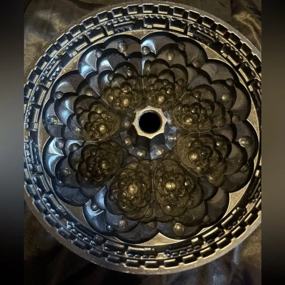 Nordic Ware Holiday Tree Bundt Pan Christmas - Picture 5 of 6